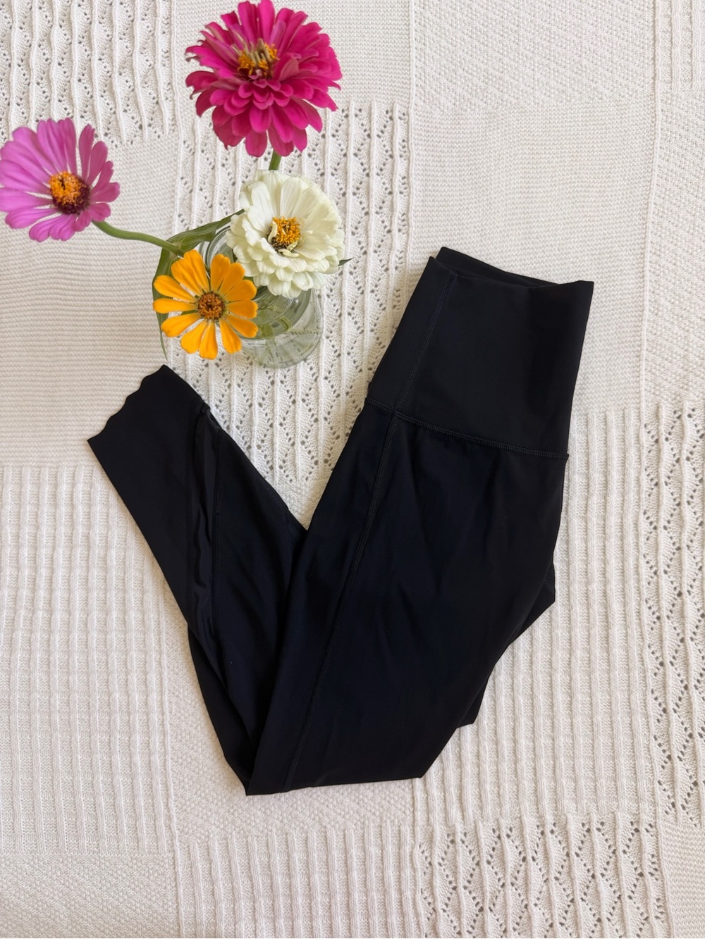lululemon athletica wunder under scalloped hem high rise crop size 6 - Picture 6 of 6